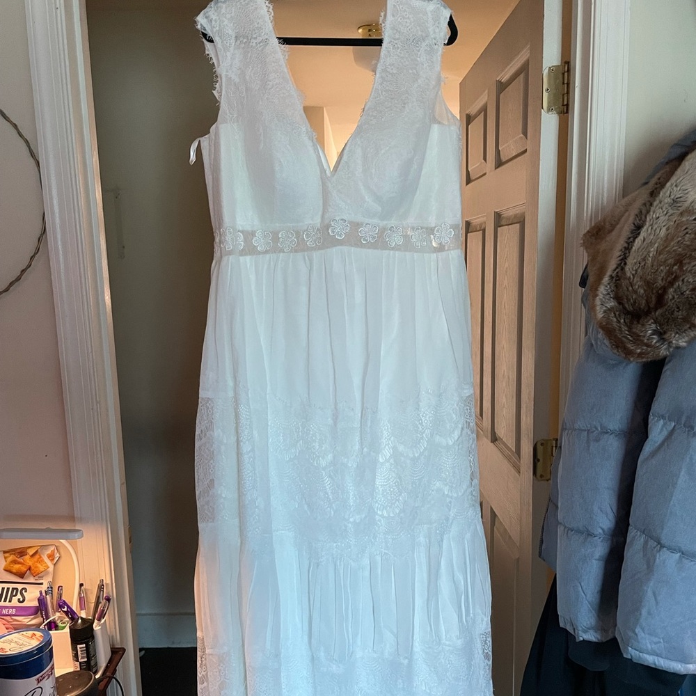 Selling a brand new never worn wedding dress.